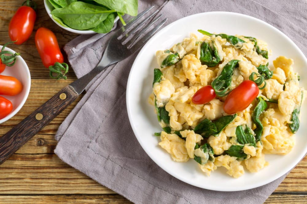 Scrambled Eggs with Spinach and Tomatoes: A Protein-Packed Breakfast for Healthy Aging